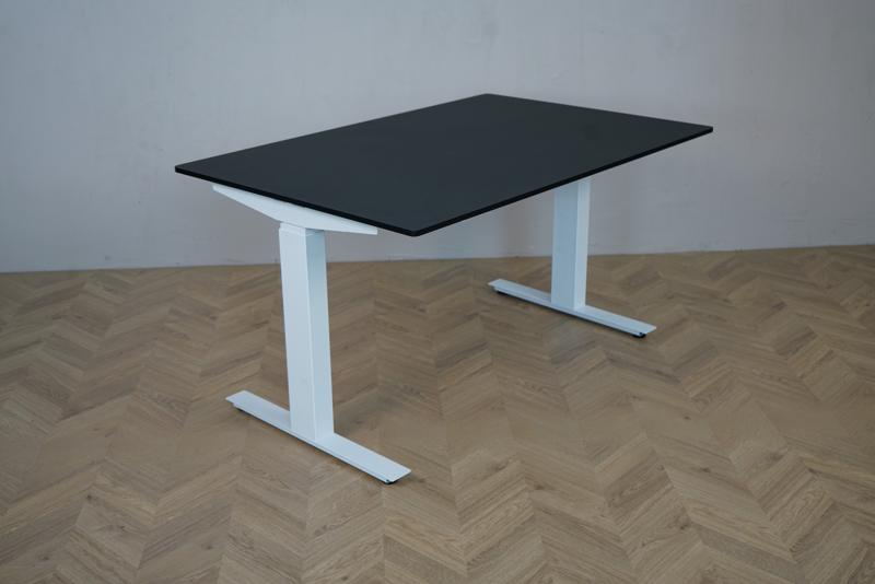 Arnehus hæve-sænkebord 120x80 med sort linoleum bordplade og hvidt understel set fra skrå vinkel.